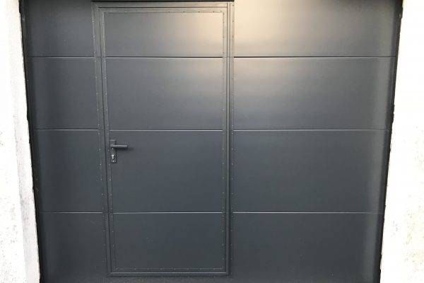 Sectionaaldeur met loopdeur